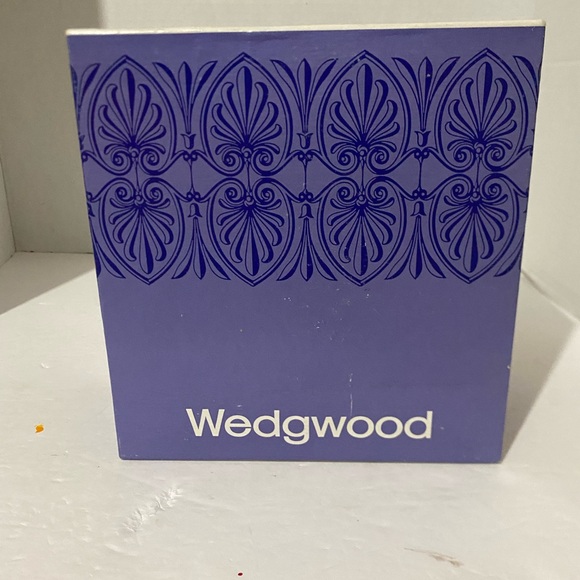 1975 Wedgwood Jasperware Christmas mug featuring the Tower Bridge in London - Picture 4 of 4